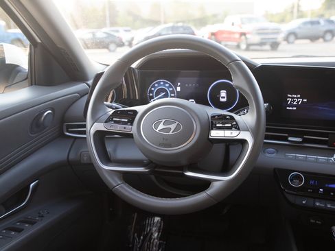 Used 2025 Hyundai Elantra SEL FWD image 15