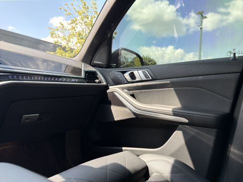 Used 2025 BMW X7 xDrive40i w/ M Sport Package AWD/4WD image 18
