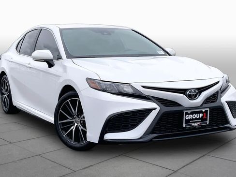 Used 2024 Toyota Camry SE w/ Convenience Package FWD image 3