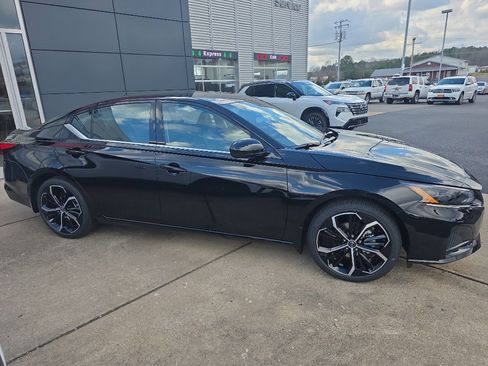 Used 2025 Nissan Altima 2.5 SR image 2