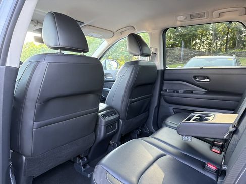 Used 2025 Nissan Pathfinder SL FWD image 12