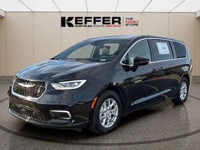 New 2026 Chrysler Pacifica Select