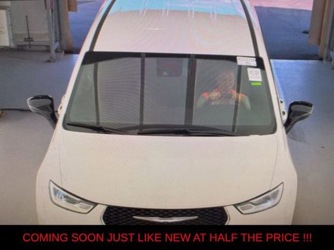 Used 2025 Chrysler Pacifica Select FWD image 2