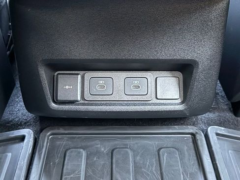 Certified 2025 Land Rover Discovery Dynamic SE image 37