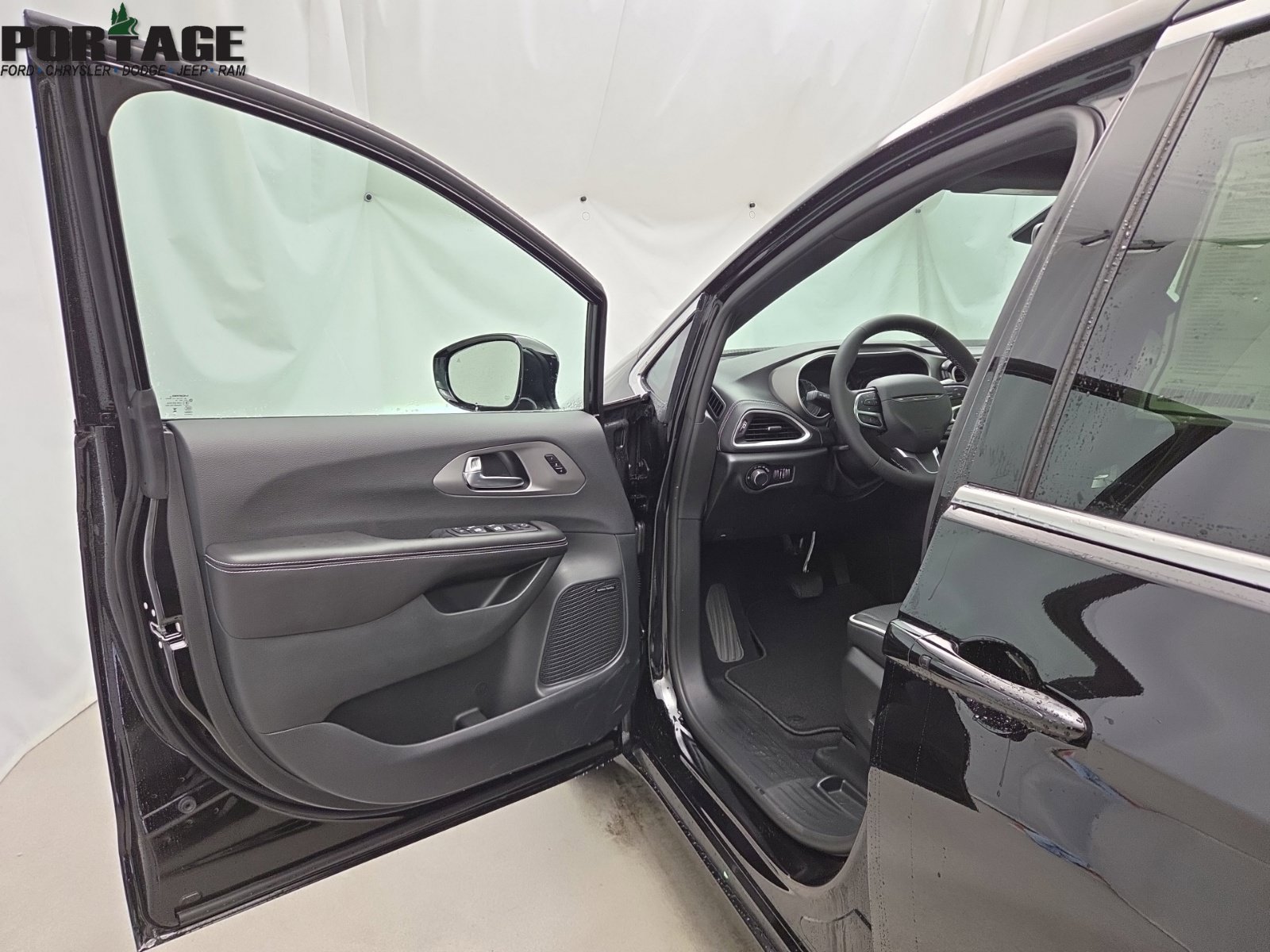 New 2027 Chrysler Pacifica Limited w/ Family Tech Group AWD/4WD image 13