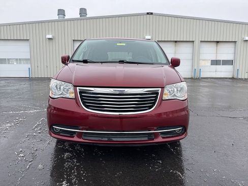Used 2016 Chrysler Town & Country Touring image 2