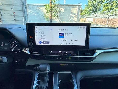 Used 2025 Toyota Sienna XLE FWD image 16