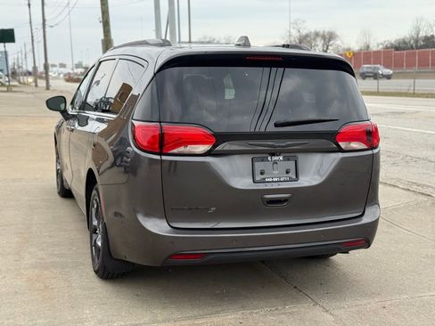 Used 2020 Chrysler Pacifica Touring-L w/ Advanced Safetytec Group FWD image 9