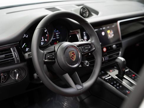Used 2024 Porsche Macan image 4