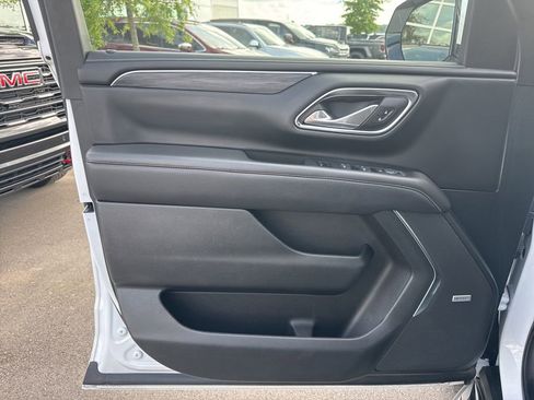 Used 2024 GMC Yukon XL SLT RWD image 9