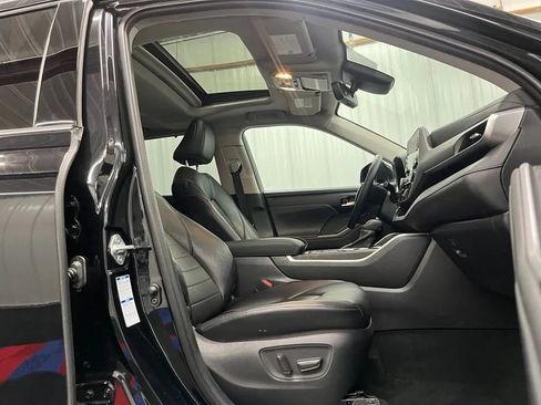 Used 2021 Toyota Highlander XLE AWD/4WD image 8