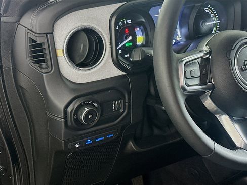 Used 2025 Jeep Wrangler Sahara image 16