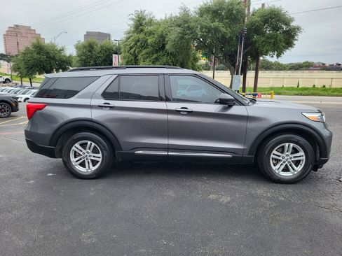 Used 2023 Ford Explorer XLT w/ Equipment Group 202A RWD image 2