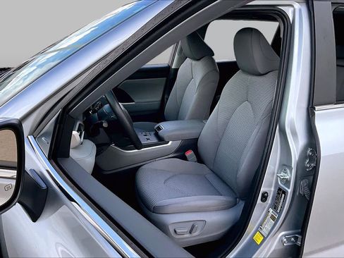 Used 2023 Toyota Highlander L FWD image 7