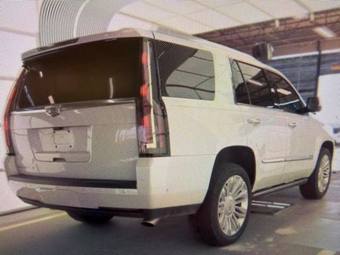 Used 2020 Cadillac Escalade Platinum RWD image 3