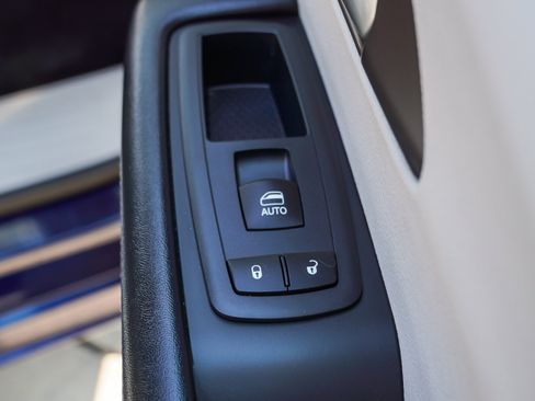 Used 2018 Chrysler Pacifica Touring-L FWD image 26