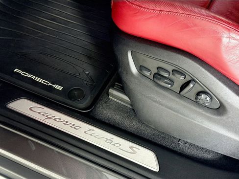 Used 2022 Porsche Cayenne Turbo S image 18