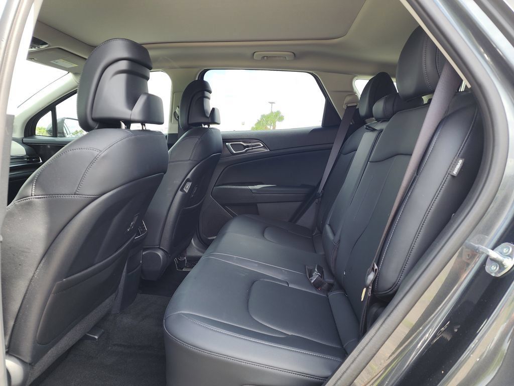 Certified 2024 Kia Sportage EX w/ EX Premium Package AWD/4WD image 17