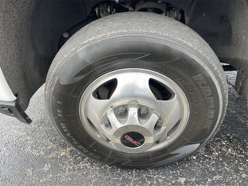 Used 2022 GMC Sierra 3500 Denali image 2