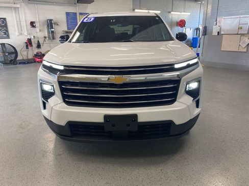 Used 2025 Chevrolet Traverse LT image 2
