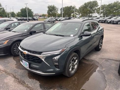 Used 2025 Chevrolet Trax LT FWD image 3