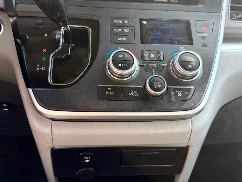 Used 2019 Toyota Sienna LE FWD image 18