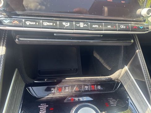 Used 2023 Jeep Wagoneer L Series III w/ Premium Group I image 16