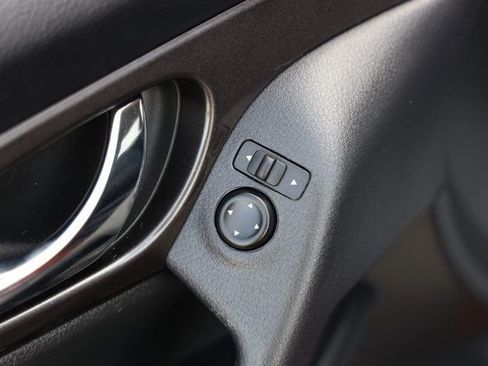 Used 2018 Nissan Rogue SV image 25