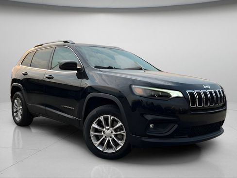 Used 2019 Jeep Cherokee Latitude w/ Popular Appearance Group AWD/4WD image 2