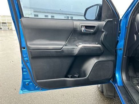 Used 2018 Toyota Tacoma TRD Sport image 15