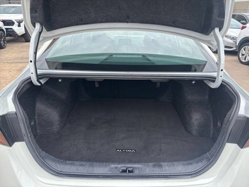 Used 2025 Nissan Altima 2.5 SV FWD image 31
