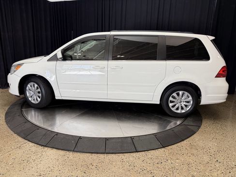 Used 2012 Volkswagen Routan SE image 3