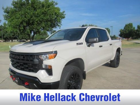 Used 2026 Chevrolet Silverado 1500 Custom Trail Boss w/ LPO, Dark Essentials Package AWD/4WD image 2