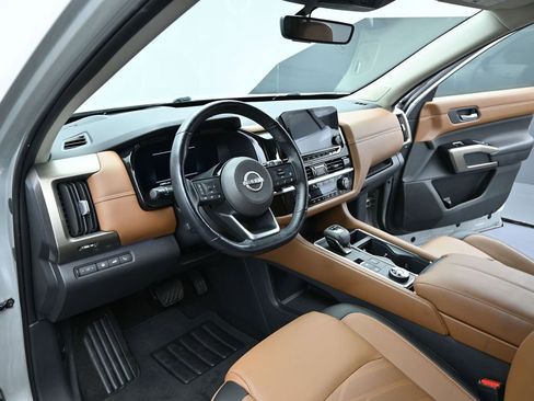 Used 2024 Nissan Pathfinder Platinum w/ Cargo Package AWD/4WD image 12