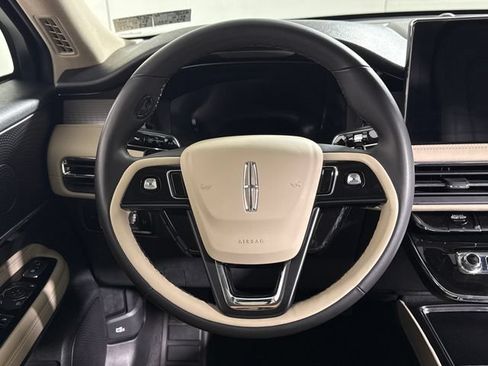 Used 2025 Lincoln Corsair AWD image 25