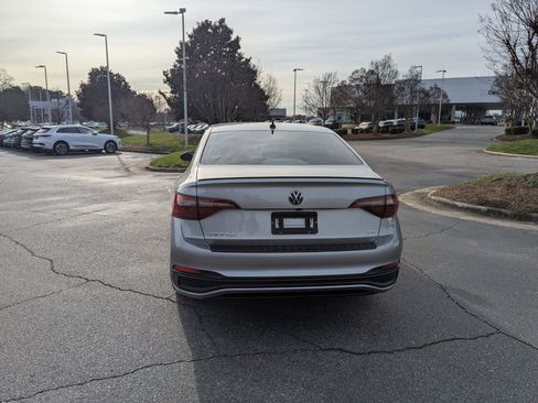 Used 2023 Volkswagen Jetta SE w/ Panoramic Sunroof Package image 6
