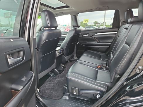 Used 2019 Toyota Highlander XLE AWD/4WD image 13