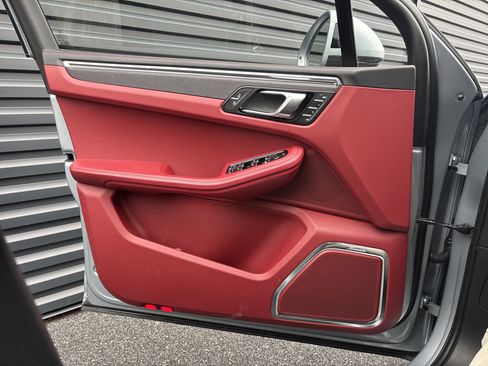Certified 2025 Porsche Macan GTS AWD/4WD image 14