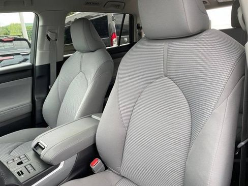 Used 2024 Toyota Highlander LE AWD/4WD image 10