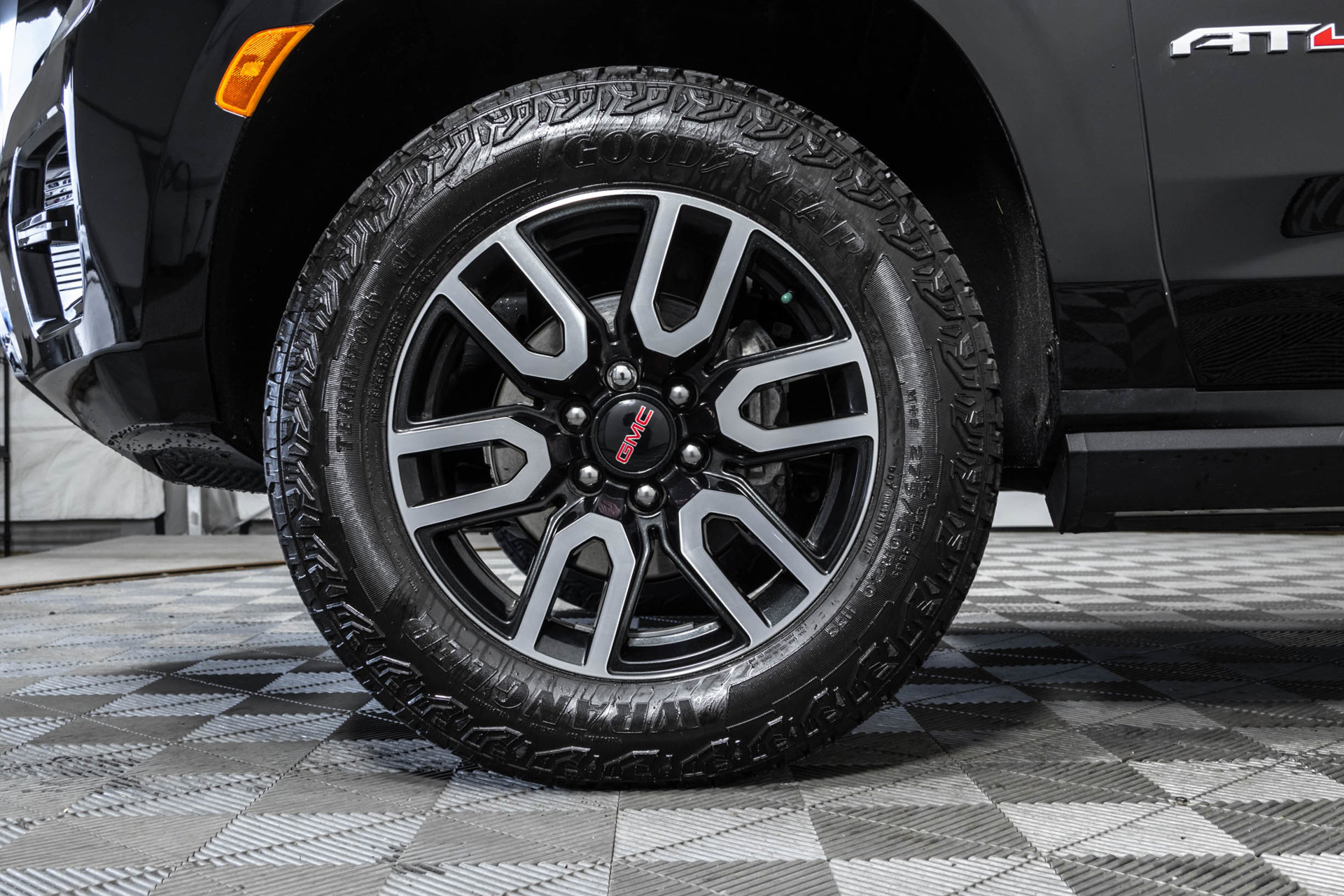 Used 2024 GMC Yukon XL AT4 w/ AT4 Premium Package AWD/4WD image 51