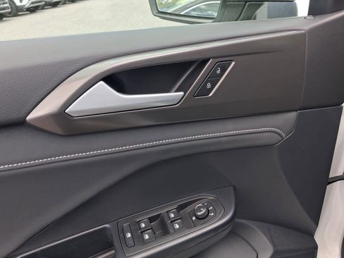 New 2026 Volkswagen Taos SE AWD/4WD image 17