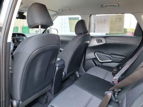 Used 2025 Kia Soul LX w/ LX Technology Package FWD image 14