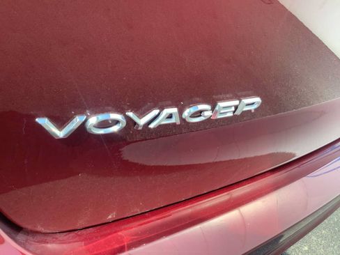 Used 2023 Chrysler Voyager LX FWD image 7