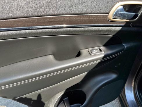 Used 2015 Jeep Grand Cherokee Limited AWD/4WD image 10