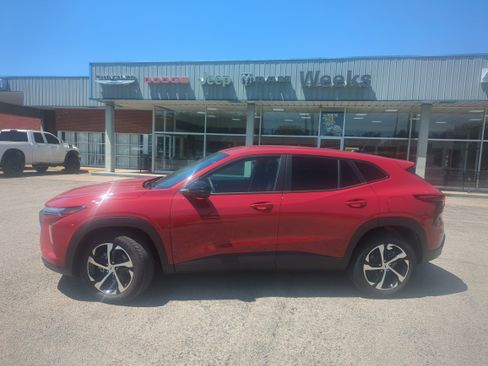 Used 2026 Chevrolet Trax RS FWD image 2