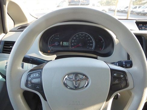 Used 2014 Toyota Sienna LE image 11