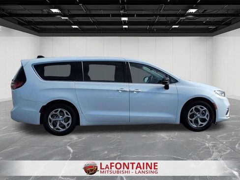 Used 2024 Chrysler Pacifica Limited image 6