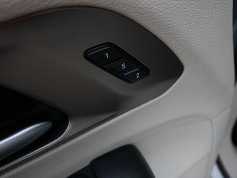 Used 2018 Chrysler Pacifica Limited FWD image 23