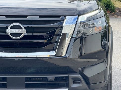 Used 2025 Nissan Pathfinder Platinum image 7