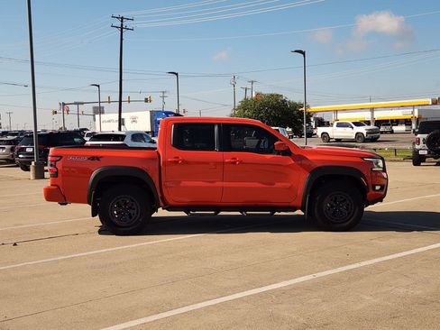 Used 2025 Nissan Frontier PRO-4X image 7